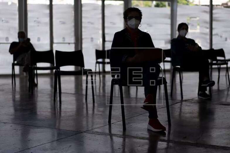 Varias personas esperan su turno para ser vacunadas en Santa Cruz de Tenerife / EFE Ramón de la Rocha